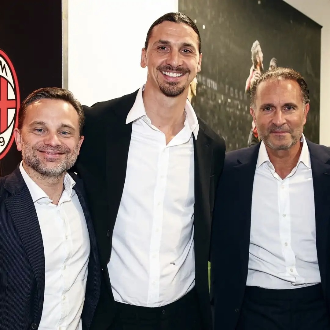 Cardinale, Ibrahimovic e Furlani in disaccordo sulla scelta del nuovo direttore sportivo del Milan, con simboli di confusione e incertezza societaria